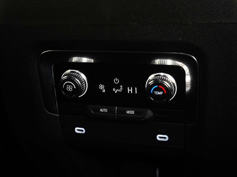 Used 2023 GMC Yukon XL SLE image 17