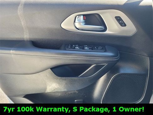Used 2024 Chrysler Pacifica Limited w/ S Appearance Package image 21