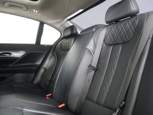 Used 2020 BMW 740i w/ Premium Package image 10