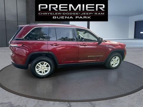 Certified 2024 Jeep Grand Cherokee Laredo image 8