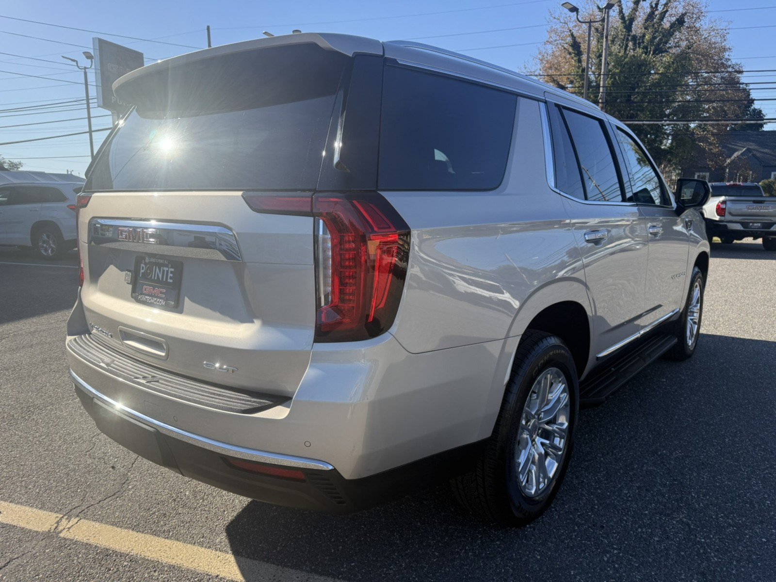 Used 2023 GMC Yukon SLT AWD/4WD image 3