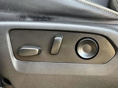 Used 2023 GMC Yukon XL SLT image 24