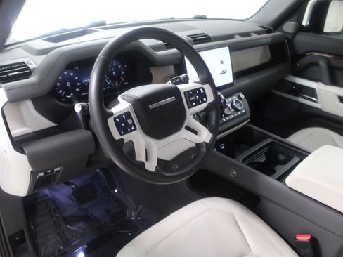 Used 2023 Land Rover Defender 130 SE image 4