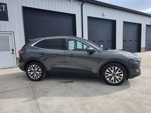 Used 2020 Ford Escape Titanium image 4