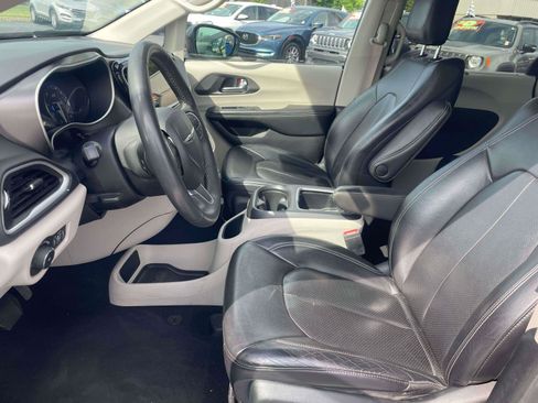 Used 2022 Chrysler Pacifica Touring-L FWD image 5