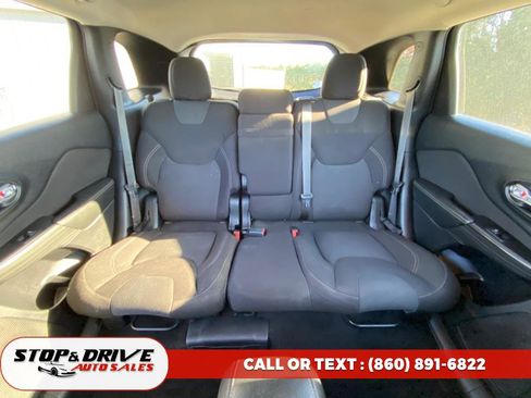 Used 2015 Jeep Cherokee Latitude w/ Cold Weather Group image 17