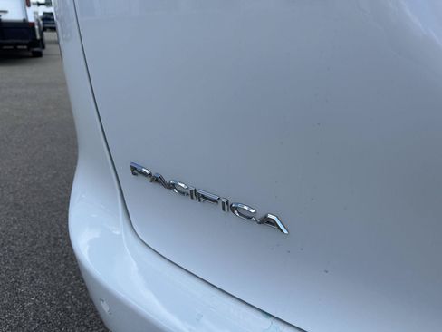 Used 2024 Chrysler Pacifica Touring-L FWD image 5
