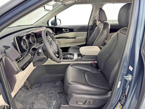 Used 2024 Kia Carnival EX image 27