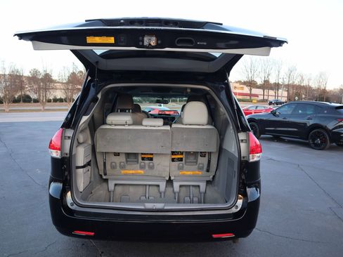 Used 2011 Toyota Sienna XLE image 5