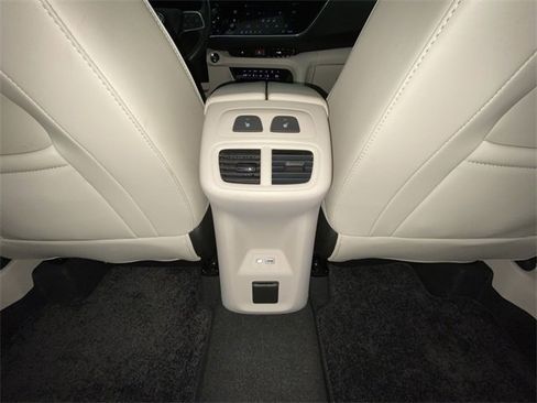 Used 2023 Buick Envision Avenir image 29