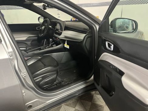 Used 2023 Jeep Compass Limited AWD/4WD image 12