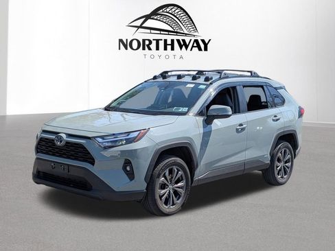 Used 2022 Toyota RAV4 XLE Premium image 8