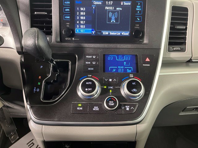 Used 2015 Toyota Sienna LE FWD image 31