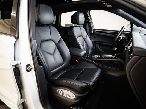 Certified 2023 Porsche Macan AWD/4WD image 29