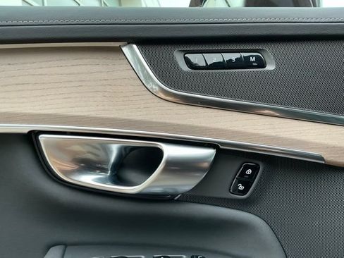 Certified 2025 Volvo XC90 B5 Plus AWD/4WD image 24
