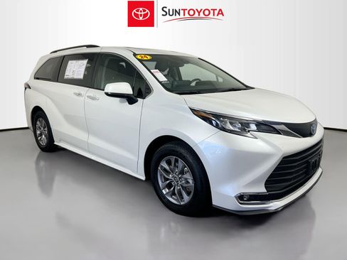 Used 2024 Toyota Sienna XLE FWD image 1