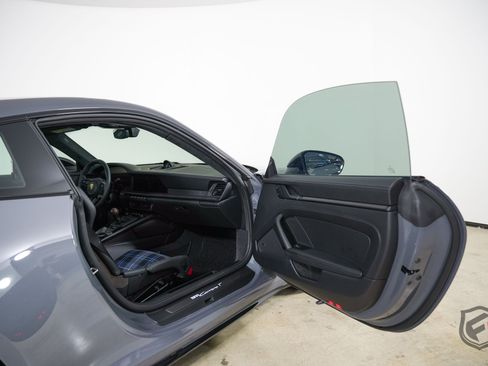 Used 2025 Porsche 911 Carrera RWD image 32