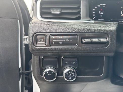 Used 2024 GMC Yukon XL Denali image 12