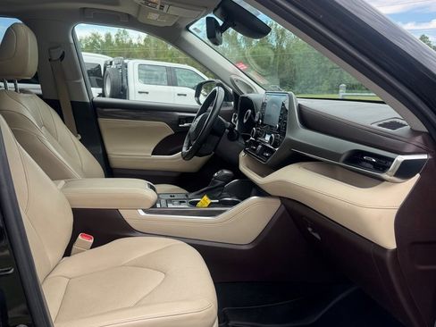 Used 2021 Toyota Highlander Limited FWD image 9