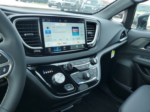 New 2026 Chrysler Voyager LX image 26