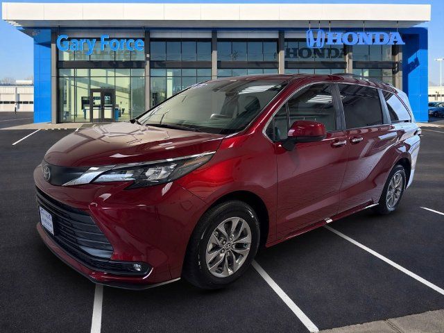 Used 2026 Toyota Sienna XLE FWD image 4
