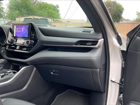 Used 2025 Toyota Highlander XSE AWD/4WD image 19