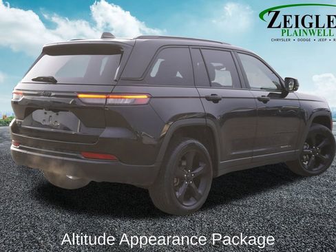 Used 2023 Jeep Grand Cherokee Altitude image 3