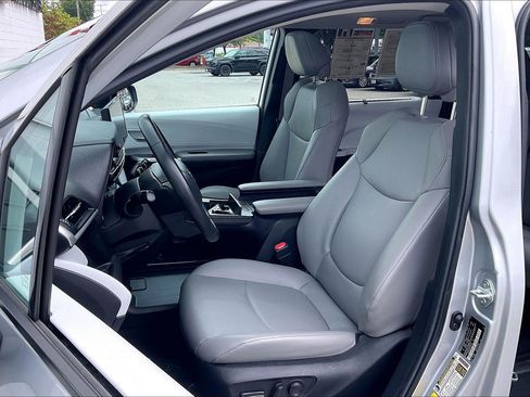 Used 2025 Toyota Sienna XLE FWD image 30