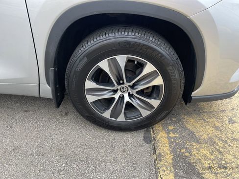 Used 2023 Toyota Highlander XLE image 11