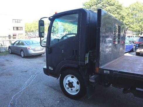 Used 2019 Isuzu NPR image 8