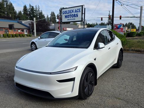 Used 2026 Tesla Model Y AWD image 1