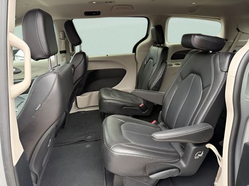 Used 2024 Chrysler Pacifica Touring-L FWD image 5