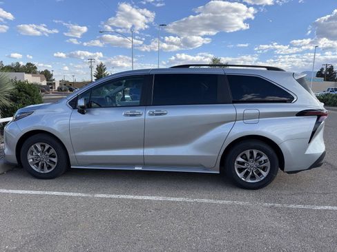 Used 2025 Toyota Sienna XLE w/ XLE Plus Package image 3