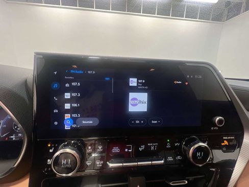 Used 2023 Toyota Highlander Platinum image 25