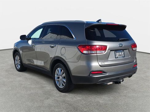 Used 2017 Kia Sorento LX w/ LX Convenience Package image 7