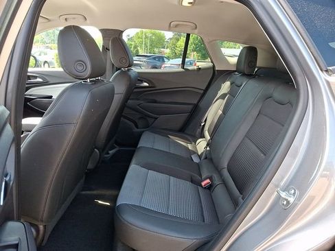 Used 2025 Chevrolet Trax LT w/ LT Convenience Package FWD image 12