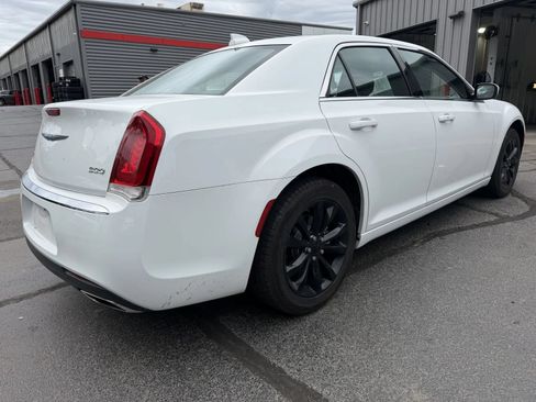 Used 2022 Chrysler 300 Touring AWD/4WD image 5