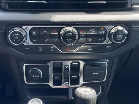 Used 2024 Jeep Wrangler Unlimited Sahara AWD/4WD image 29