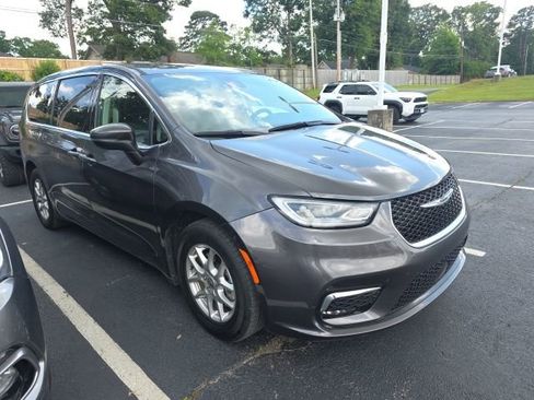 Used 2023 Chrysler Pacifica Touring-L FWD image 3