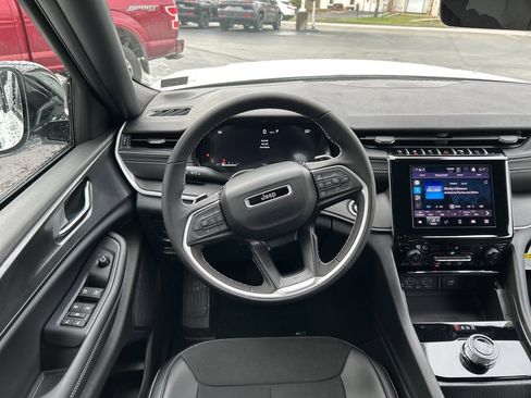 New 2025 Jeep Grand Cherokee 4WD image 16
