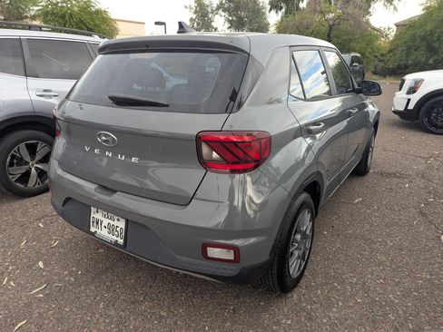 Used 2020 Hyundai Venue SE image 3