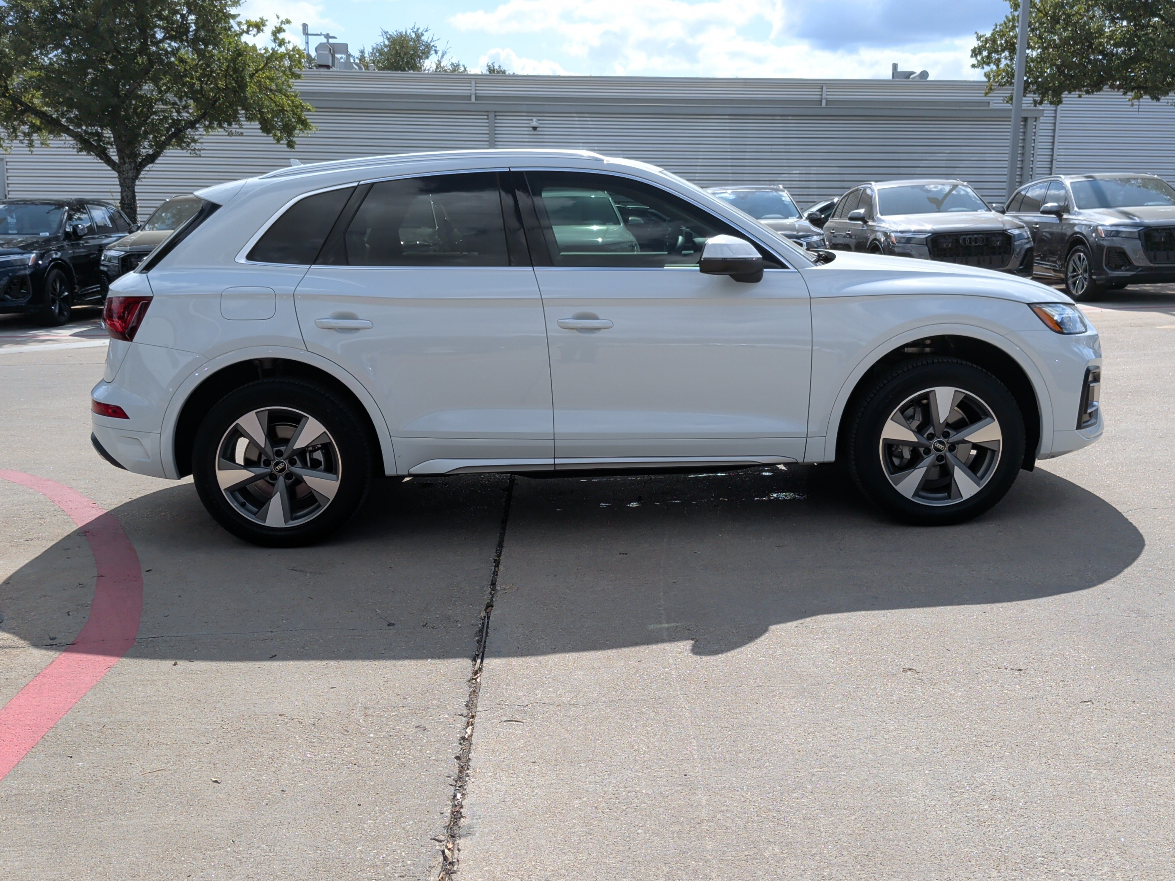 Used 2023 Audi Q5 2.0T Premium Plus w/ Premium Plus Package AWD/4WD image 11