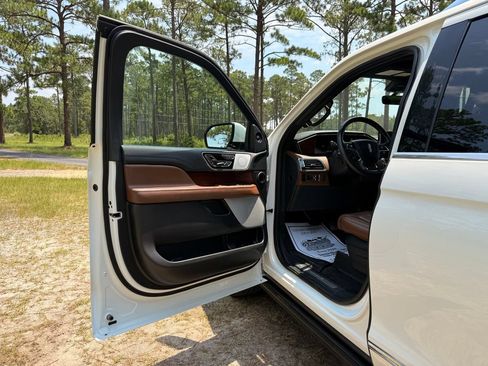 Used 2023 Lincoln Navigator L Reserve w/ Equipment Group 201A AWD/4WD image 11