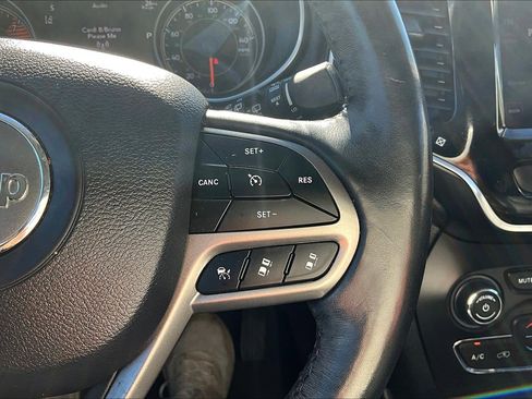 Used 2019 Jeep Cherokee Limited w/ Luxury Group image 23