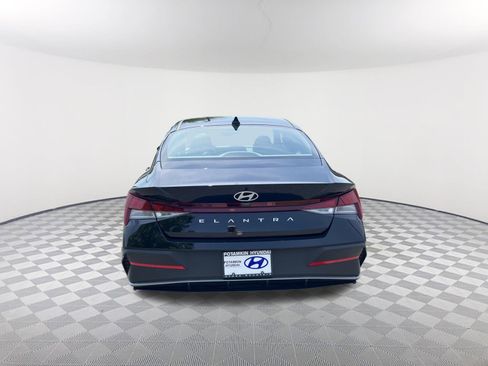 Used 2025 Hyundai Elantra SE image 8