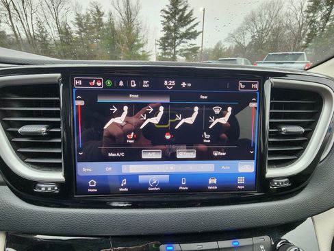 Used 2023 Chrysler Pacifica Touring-L image 34