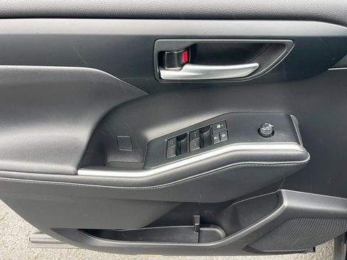 Used 2020 Toyota Highlander XLE image 14