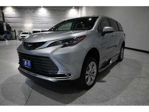 Used 2024 Toyota Sienna Platinum FWD image 10