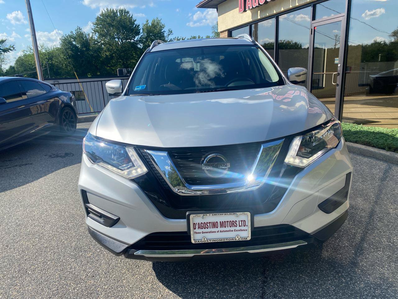 Used 2018 Nissan Rogue SV w/ Sun & Sound Touring Package AWD/4WD image 5