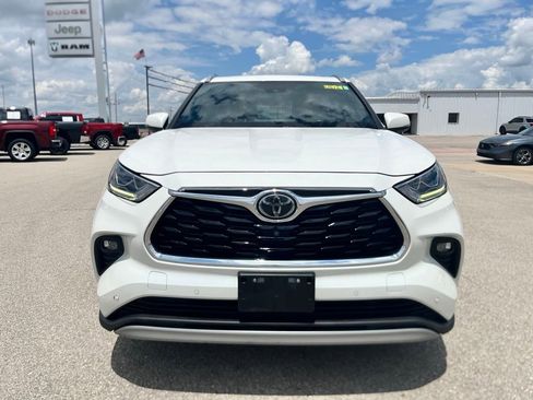 Used 2021 Toyota Highlander Platinum FWD image 2